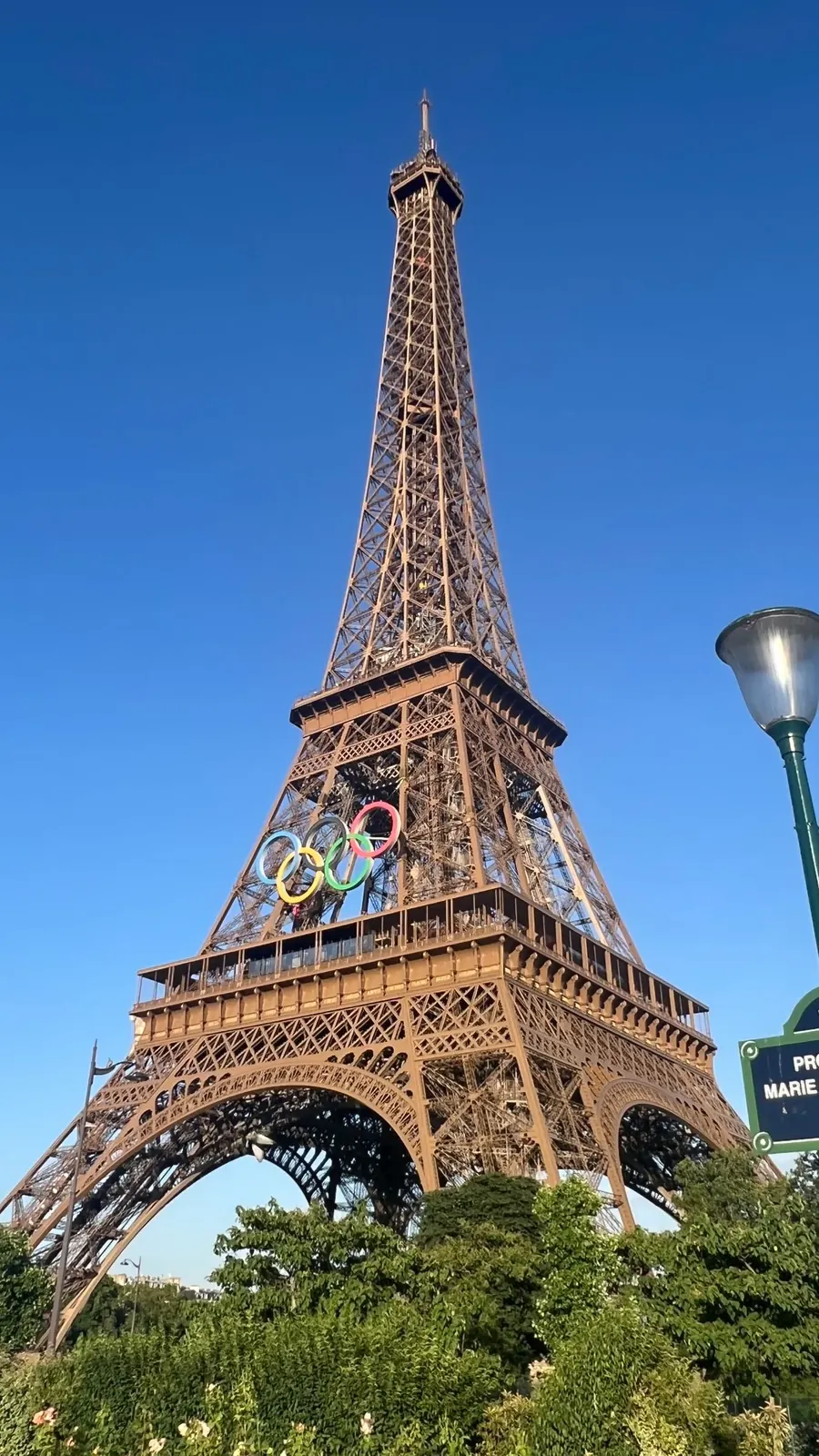 Photo of a building by Alejandro: Paris