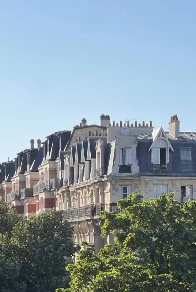 Photo of a building by Alejandro: Paris
